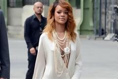 Χωρίς σουτιέν σε επίδειξη μόδας η Rihanna