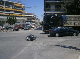 Τροχαίο ατύχημα στον κόμβο «Ελευθερίας» στα Τρίκαλα με τραυματισμό οδηγού μοτοσικλέτας - Φωτογραφία 1