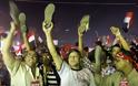 Kόλαση η Αίγυπτος: Τανκς, κομάντος και στρατιώτες περικυκλώνουν τους οπαδούς του Μόρσι - Φωτογραφία 2
