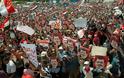 Kόλαση η Αίγυπτος: Τανκς, κομάντος και στρατιώτες περικυκλώνουν τους οπαδούς του Μόρσι - Φωτογραφία 5