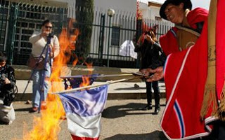Διαδηλωτές έκαψαν γαλλικές σημαίες στη Βολιβία - Φωτογραφία 1
