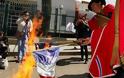 Διαδηλωτές έκαψαν γαλλικές σημαίες στη Βολιβία