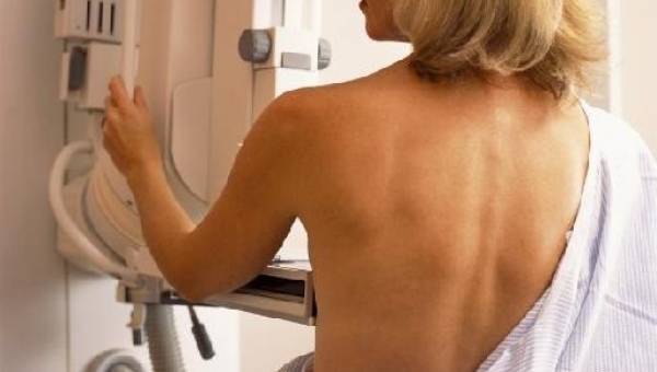 Απίστευτο: Έκοψαν εξέταση από γυναίκες με καρκίνο μαστού για να γλιτώσουν κονδύλια! - Φωτογραφία 1