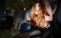 Γυμνόστηθη διαδηλώτρια στο αεροδρόμιο της Κωνσταντινούπολης