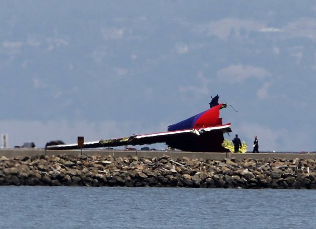 Δέκα συγκλoνιστικές φωτογραφίες από την αεροπορική τραγωδία στο Σαν Φρανσίσκο - Φωτογραφία 7