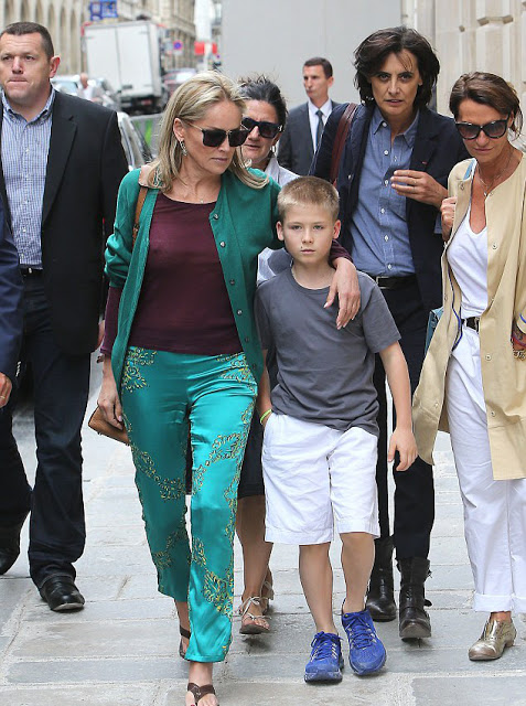 Xωρίς σουτιέν και με σιθρου μπλουζάκι η Σάρον Στόουν - Φωτογραφία 6