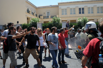 Χάος στο κέντρο της Αθήνας - Xημικά και προσαγωγές στα Προπύλαια - Έκλεισαν τα καταστήματα - Φωτογραφία 3