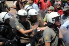 Χάος στο κέντρο της Αθήνας - Xημικά και προσαγωγές στα Προπύλαια - Έκλεισαν τα καταστήματα