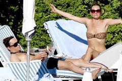 Μικροσκοπικό λεοπαρ μαγιό για τη σαραντάρα Kate Moss!