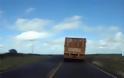 VIDEO: Αυτό είναι το πιο μακρύ φορτηγό που έχετε δει ποτέ