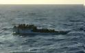 ΤΩΡΑ –130 μετανάστες στο σκάφος που μπάζει νερά