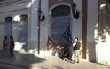 Πάτρα: Σφράγισαν την πόρτα του Δημαρχείου με Ελληνική σημαία και σημαία της Δημοτικής Aστυνομίας