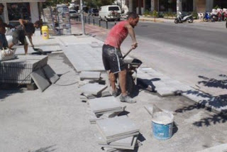 Έκλεβαν πλάκες που προορίζονταν για πεζοδρόμια και πλατείες στο Ηράκλειο - Φωτογραφία 1