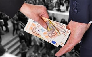 Χειροπέδες σε τρια στελέχη του ΣΔΟΕ - Ζητούσαν φακελάκι 25.000 ευρώ - Φωτογραφία 1