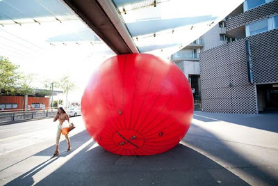 Μια τεράστια κόκκινη μπάλα… κινείται στη Λωζάνη! - Φωτογραφία 2