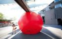 Μια τεράστια κόκκινη μπάλα… κινείται στη Λωζάνη! - Φωτογραφία 2