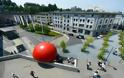 Μια τεράστια κόκκινη μπάλα… κινείται στη Λωζάνη! - Φωτογραφία 3