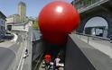 Μια τεράστια κόκκινη μπάλα… κινείται στη Λωζάνη! - Φωτογραφία 4