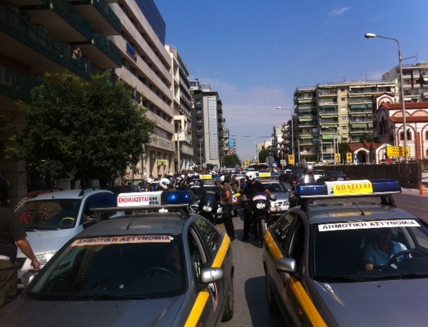 TΩΡΑ: Μηχανοκίνητη πορεία πραγματοποιούν δημοτικοί αστυνομικοί στο κέντρο της Θεσσαλονίκης (VIDEO) - Φωτογραφία 3