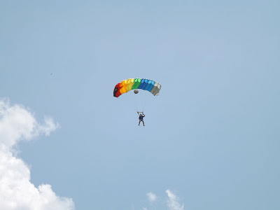 Εντυπωσιακό θέαμα πτώσης με αλεξίπτωτα στα Λουτρά Λαγκαδά - Φωτογραφία 2