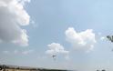 Εντυπωσιακό θέαμα πτώσης με αλεξίπτωτα στα Λουτρά Λαγκαδά - Φωτογραφία 1