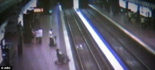 Ανάπηρος χάνει τον έλεγχο του καροτσιού του και πέφτει στις ράγες του τρένου - Φωτογραφία 1