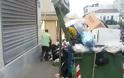 Στη Λαμία σπρώχνεις τα σκουπίδια με το καροτσάκι για να περάσεις - Φωτογραφία 1