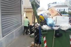 Στη Λαμία σπρώχνεις τα σκουπίδια με το καροτσάκι για να περάσεις