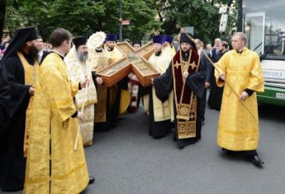 Xιλιάδες Ρώσων πιστών συρρέουν για να προσκυνήσουν τον Σταυρό του Αγίου Ανδρέα από χθες στην Αγία Πετρούπολη - Δείτε φωτο - Φωτογραφία 2