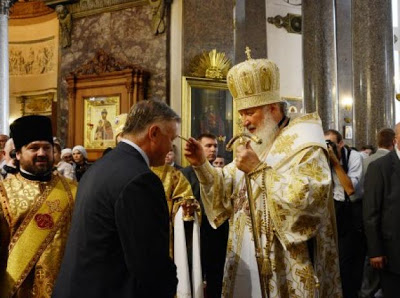 Xιλιάδες Ρώσων πιστών συρρέουν για να προσκυνήσουν τον Σταυρό του Αγίου Ανδρέα από χθες στην Αγία Πετρούπολη - Δείτε φωτο - Φωτογραφία 7