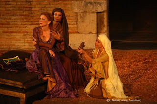 Πάτρα: Δείτε φωτό από την χθεσινή παράσταση της Ελένης με την Πέμυ Ζούνη στο Aρχαίο Ωδείο - Φωτογραφία 1