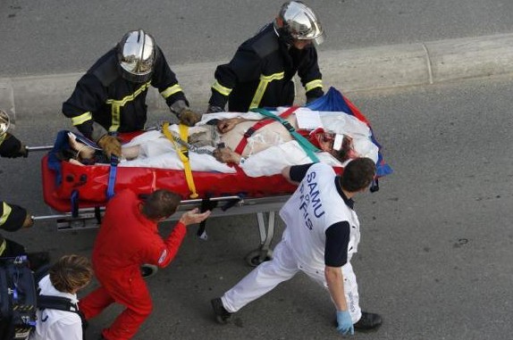 Συγκλονιστικές εικόνες αναμεταδίδουν τα διεθνή μέσα από το τραγικό ατύχημα με τρένο σε προάστιο του Παρισίου - Φωτογραφία 12