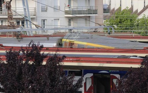 Συγκλονιστικές εικόνες αναμεταδίδουν τα διεθνή μέσα από το τραγικό ατύχημα με τρένο σε προάστιο του Παρισίου - Φωτογραφία 2