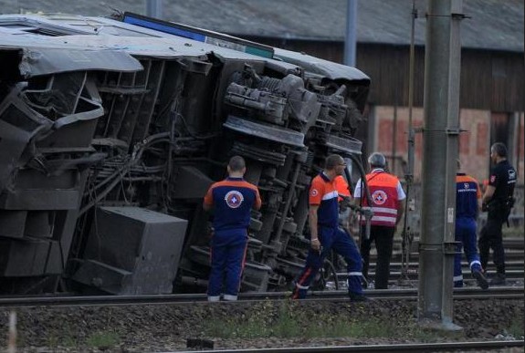 Συγκλονιστικές εικόνες αναμεταδίδουν τα διεθνή μέσα από το τραγικό ατύχημα με τρένο σε προάστιο του Παρισίου - Φωτογραφία 4