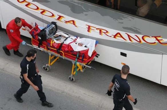 Συγκλονιστικές εικόνες αναμεταδίδουν τα διεθνή μέσα από το τραγικό ατύχημα με τρένο σε προάστιο του Παρισίου - Φωτογραφία 6