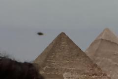Αίγυπτος: UFO πάνω από τις Πυραμίδες