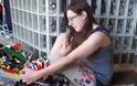 31χρονη έφτιαξε τεχνητό μέλος με τουβλάκια Lego [video]