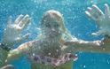 Ελένη Μενεγάκη: H υποβρύχια λήψη και τα καλοκαιρινά φιλιά της - Φωτογραφία 1