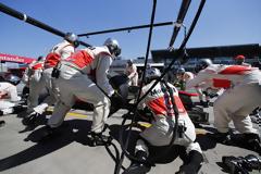 ΑΛΛΑΖΟΝΤΑΣ ΕΛΑΣΤΙΚΑ ΚΑΤΩ ΑΠΟ 3 ΔΕΥΤΕΡΑ ΣΤΑ PIT LANE
