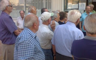 Λαμία: Άνθρωποι ηλικιωμένοι συγκεντρώνονται και διαμαρτύρονται - Φωτογραφία 1