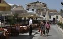 Bloomberg: Οι Ελληνες έγιναν σερβιτόροι των 500 ευρώ για να επιβιώσουν - Φωτογραφία 3