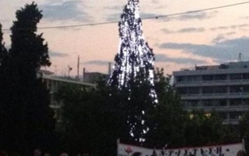 ΑΠΙΣΤΕΥΤΟ! Άναψε πριν λίγο το Χριστουγεννιάτικο δέντρο στο Σϋνταγμα! [photo] - Φωτογραφία 2