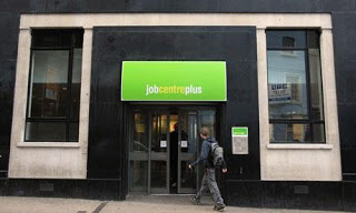 Μειώνεται δραστικά η ανεργία στη Μ. Βρετανία - Φωτογραφία 1