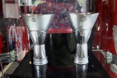 ΣΤΟ Official Olympiacos BC Store ΟΙ ΔΥΟ ΣΕΡΙ ΕΥΡΩΠΑΪΚΕΣ ΚΟΥΠΕΣ ΤΟΥ ΘΡΥΛΟΥ! *PHOTOS*