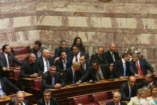 Βουλή: Κόντρα μεταξύ βουλευτών του ΣΥΡΙΖΑ και της Χρυσής Αυγής - Φωτογραφία 1
