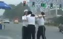 Γυναίκες τροχονόμοι μαλλιοτραβήχτηκαν στη μέση του δρόμου [Video]