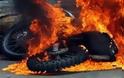 Πάτρα: Στις φλόγες τυλίχθηκε μηχανάκι στην Εγλυκάδα