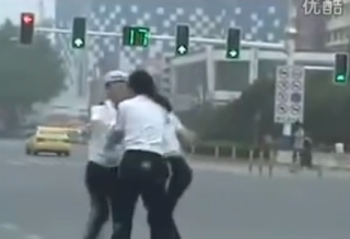 Γυναίκες τροχονόμοι μαλλιοτραβιούνται στη μέση του δρόμου - Το βίντεο κάνει το γύρο του κόσμου - Φωτογραφία 1