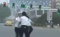 Γυναίκες τροχονόμοι μαλλιοτραβιούνται στη μέση του δρόμου - Το βίντεο κάνει το γύρο του κόσμου