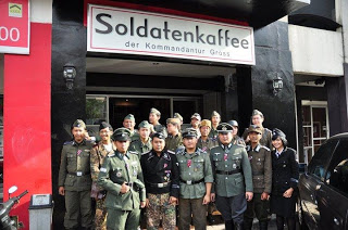 «Χιτλερική» καφετέρια άνοιξαν στην Ινδονησία! - Φωτογραφία 1